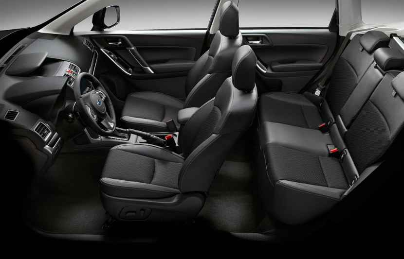El interior del coche es cómodo y espacioso