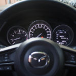 Los indicadores del Mazda son clásicos, haciendo una mezcla de relojes analógicos con un display digital en la parte derecha