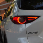 La firma lumínica del Mazda CX-5 es muy característica del modelo