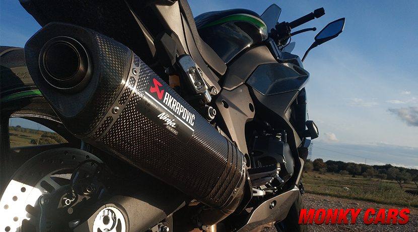 Con este Pack Performance Tourer tendremos maletas y escape Slip On Akrapovic