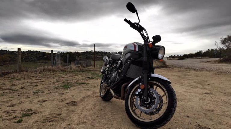 Prueba Yamaha XSR 700 XTribute: rescatar el pasado nunca fue tan divertido