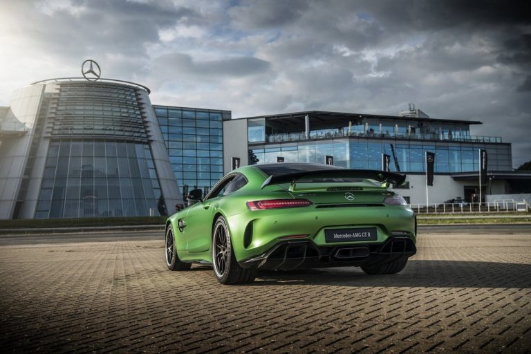 Mercedes AMG GT R: Onboard de la bestia vestida de verde infierno