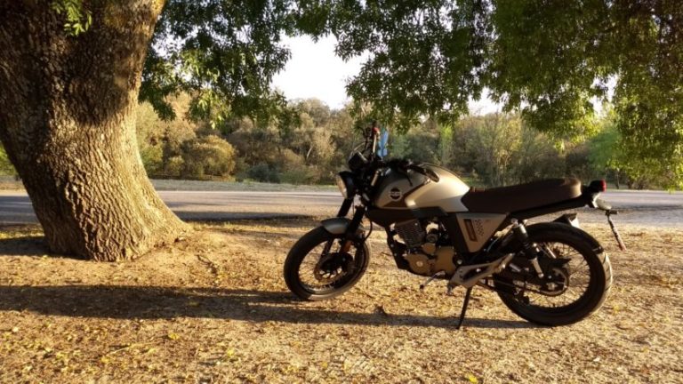 Prueba MH Revenge 125: una café racer con espíritu de moto-escuela