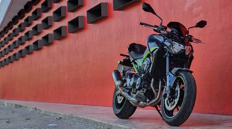 Prueba Kawasaki Z900 A2 Performance Pack: Tan suave como poderosa.