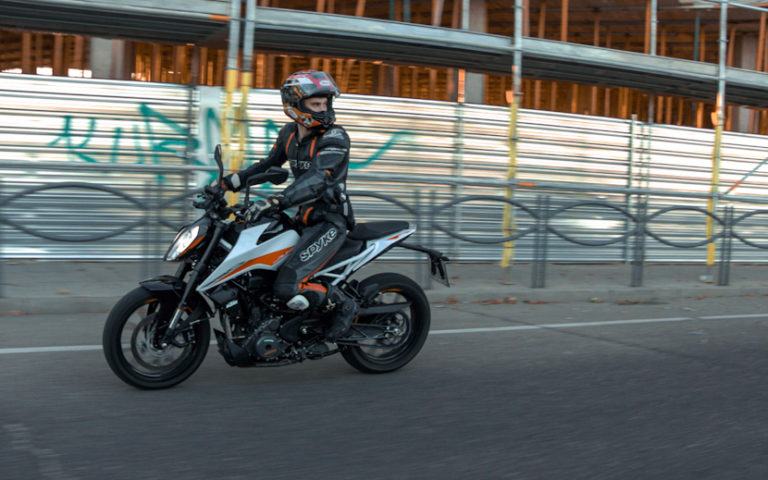 Prueba KTM DUKE 390: Pequeña, pero MUY matona.
