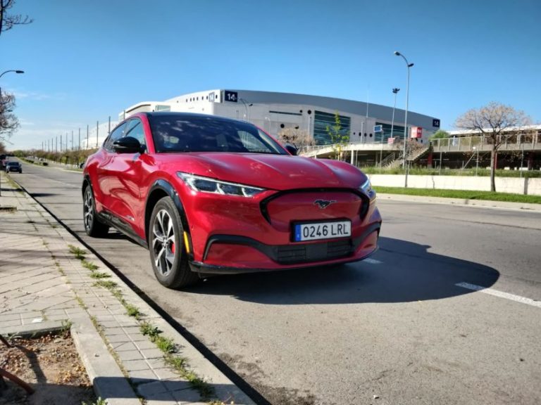 Prueba del Ford Mustang Mach-e: Conducción eléctrica con estilo y potencia