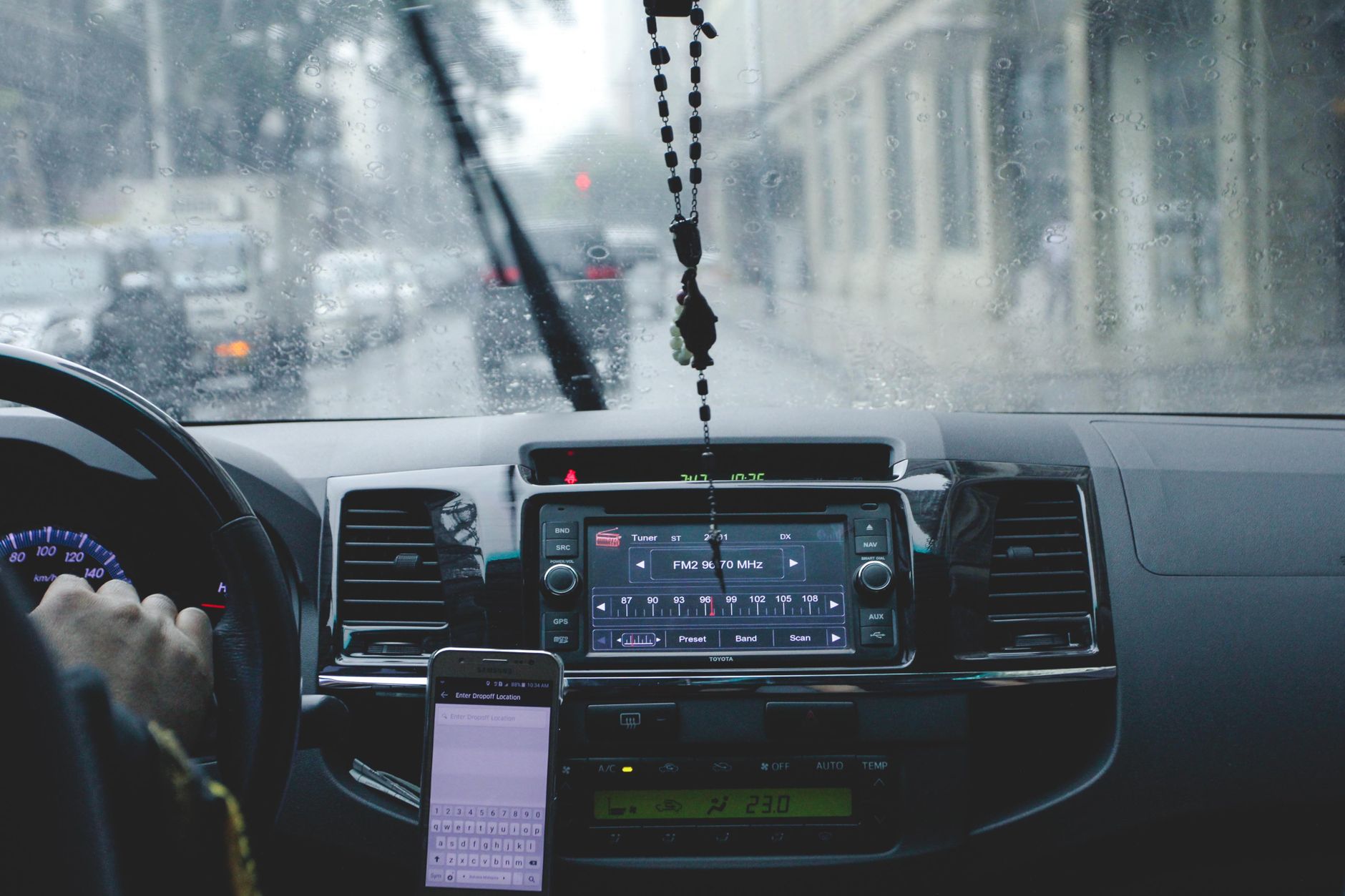 Conductor circulando bajo lluvia con visibilidad reducida en el parabrisas