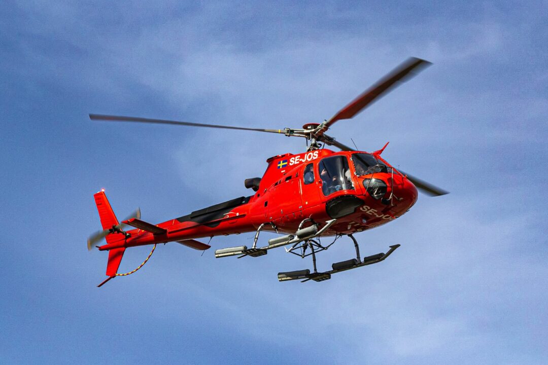 Helicóptero rojo en vuelo, imagen contextual para la noticia sobre el helicóptero inspirado en Alfa Romeo Quadrifoglio