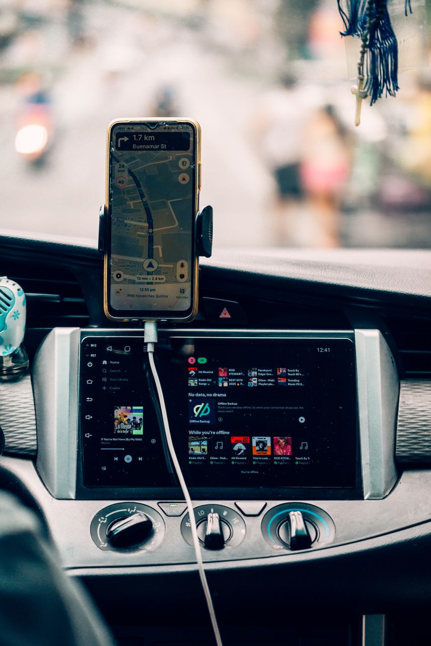Pantalla de navegación conectada en el salpicadero de un coche
