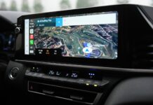Storm Radar llega a Apple CarPlay con alertas meteorológicas en ruta in car navigation system display with map