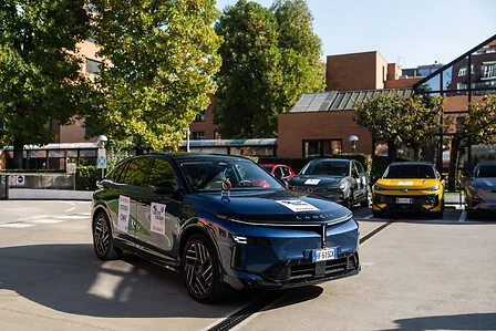 Lancia Gamma azul en la presentación del premio Auto Europa 2027