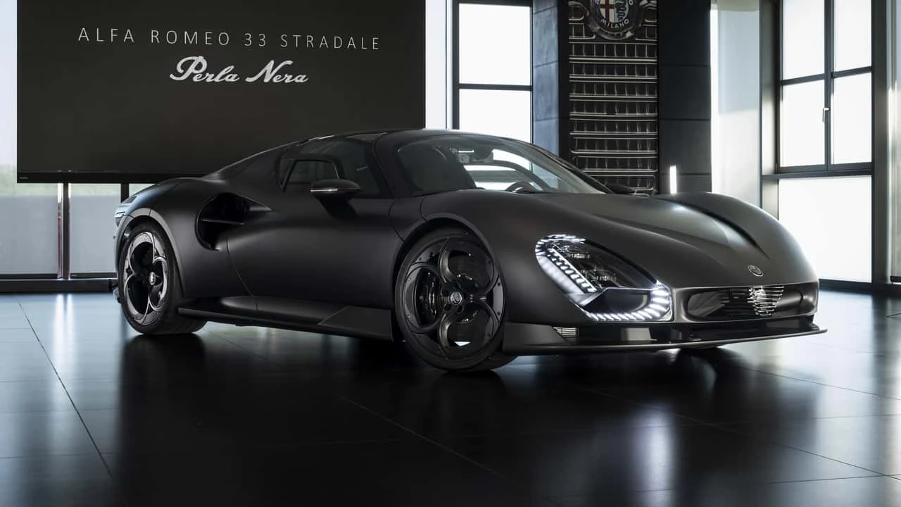 Detalle de Alfa Romeo 33 Stradale Perla Nera: carbono desnudo y cero pintura