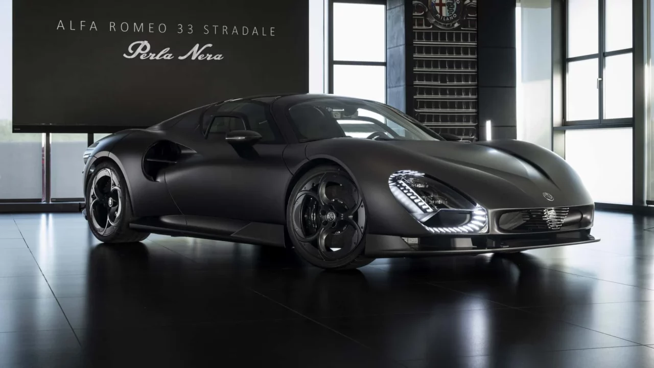 Alfa Romeo 33 Stradale Perla Nera con carrocería de fibra de carbono mate expuesta en el Museo de Arese