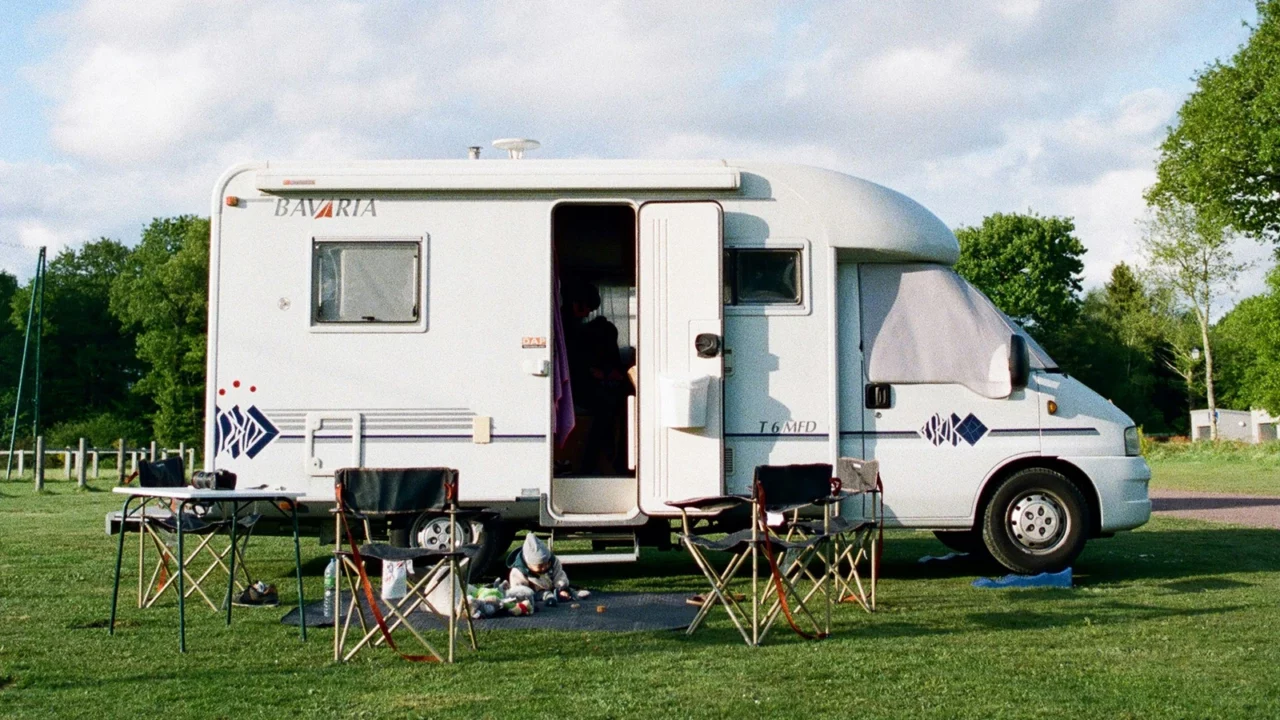 Interior estrecho y muebles superiores de una autocaravana clásica de los años noventa estacionada