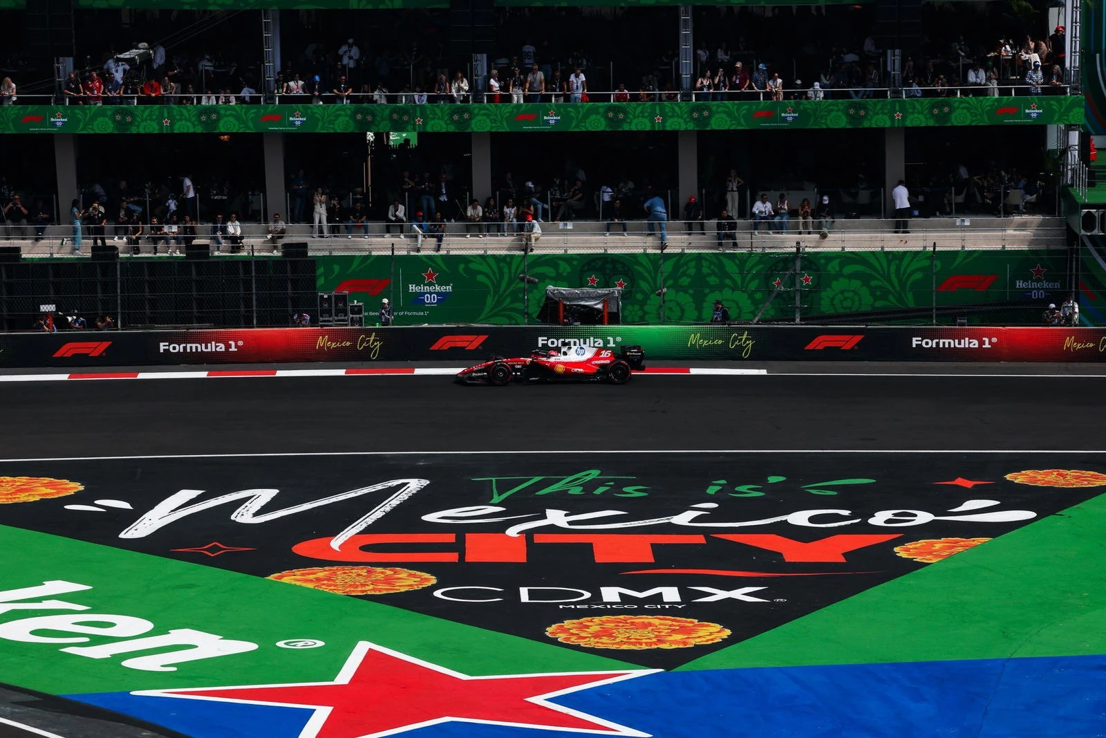 Detalle de Charles Leclerc domina los Libres 2 en un caótico GP de México