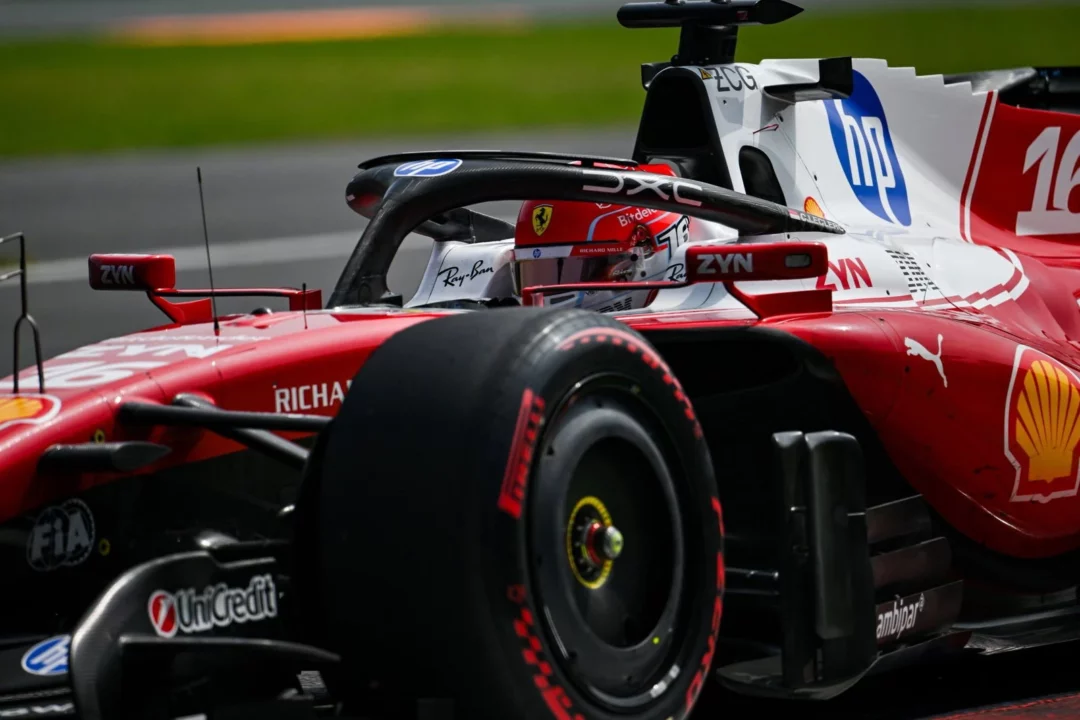 Monoplaza Ferrari de Charles Leclerc rodando sobre el Autódromo Hermanos Rodríguez en el GP de México