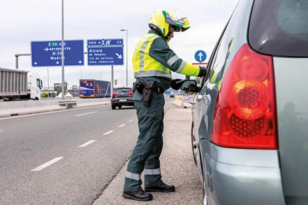 Agente de la Agrupación de Tráfico de la Guardia Civil controlando la circulación en autovía durante una operación especial