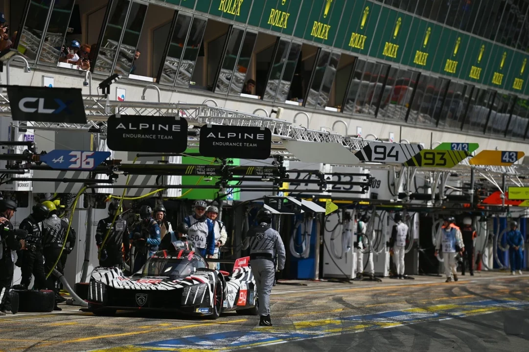 Fernando Alonso en el paddock del Circuit de Barcelona-Catalunya