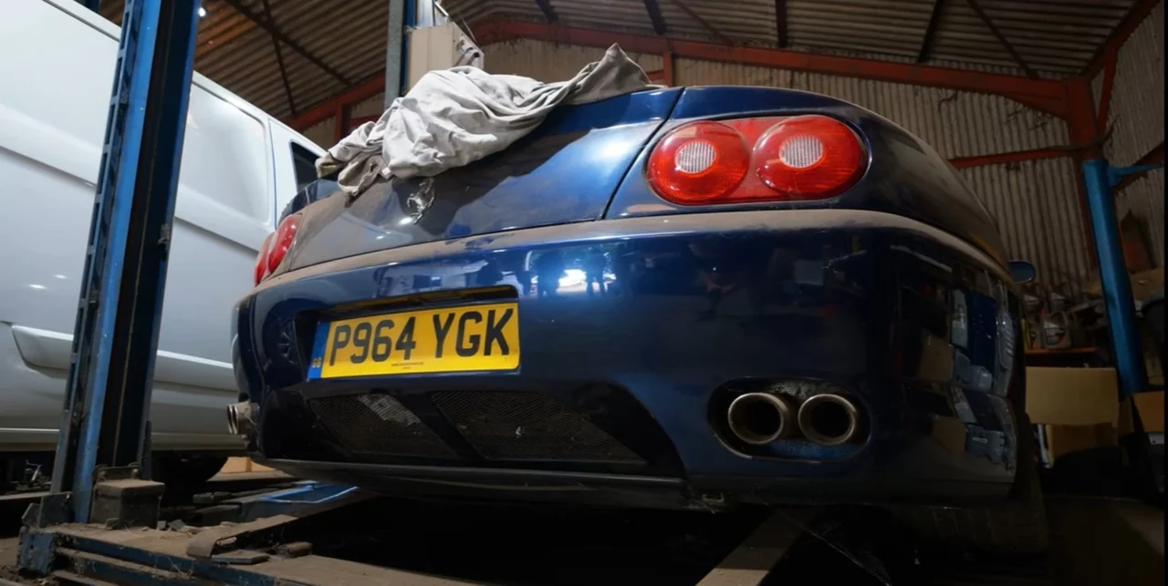 Ferrari 456 con motor V12 de 5.5 litros en proceso de inspección mecánica