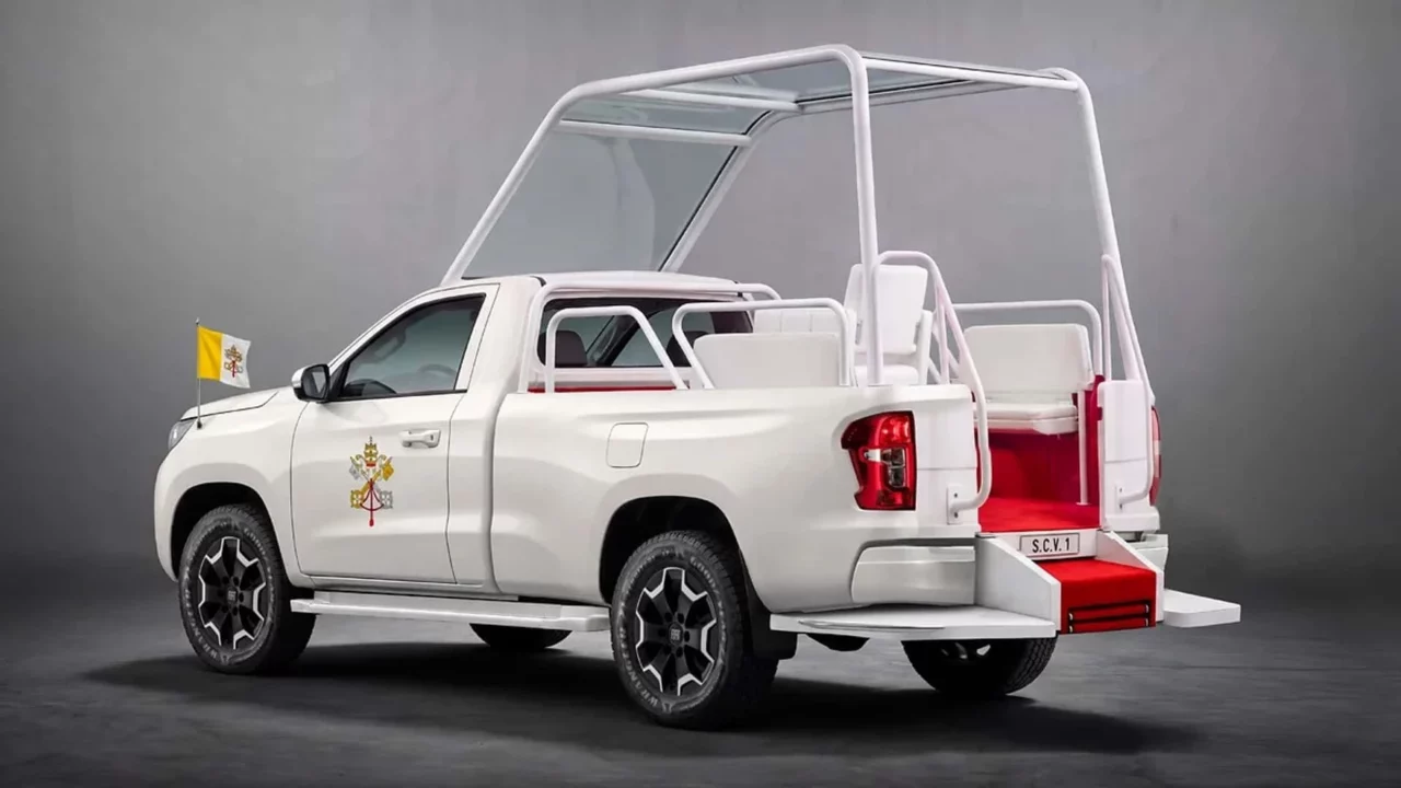 Fiat Titano adaptado como papamóvil para la visita a Uruguay con cabina simple y acabados en blanco