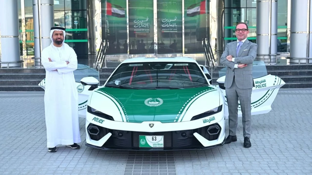 Lamborghini Temerario con decoración oficial de la patrulla turística de la Policía de Dubái