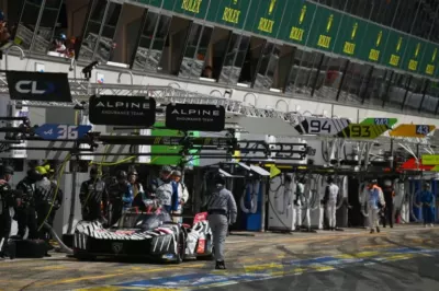 Fernando Alonso en el paddock del Circuit de Barcelona-Catalunya