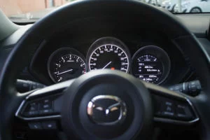 Los indicadores del Mazda son clásicos, haciendo una mezcla de relojes analógicos con un display digital en la parte derecha