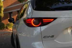 La firma lumínica del Mazda CX-5 es muy característica del modelo