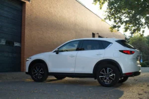 El perfil del coche es elegante y minimalista