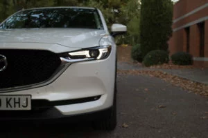 Los faros delanteros del Mazda tienen una forma rasgadas
